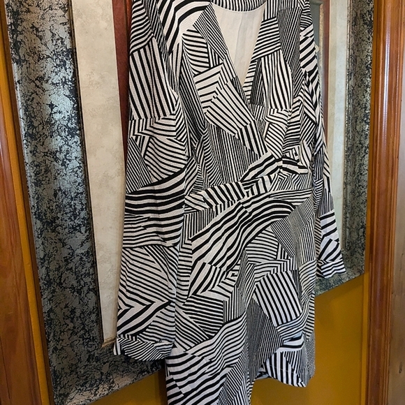 Lavand. Black and White Mitty Dress - Picture 3 of 6